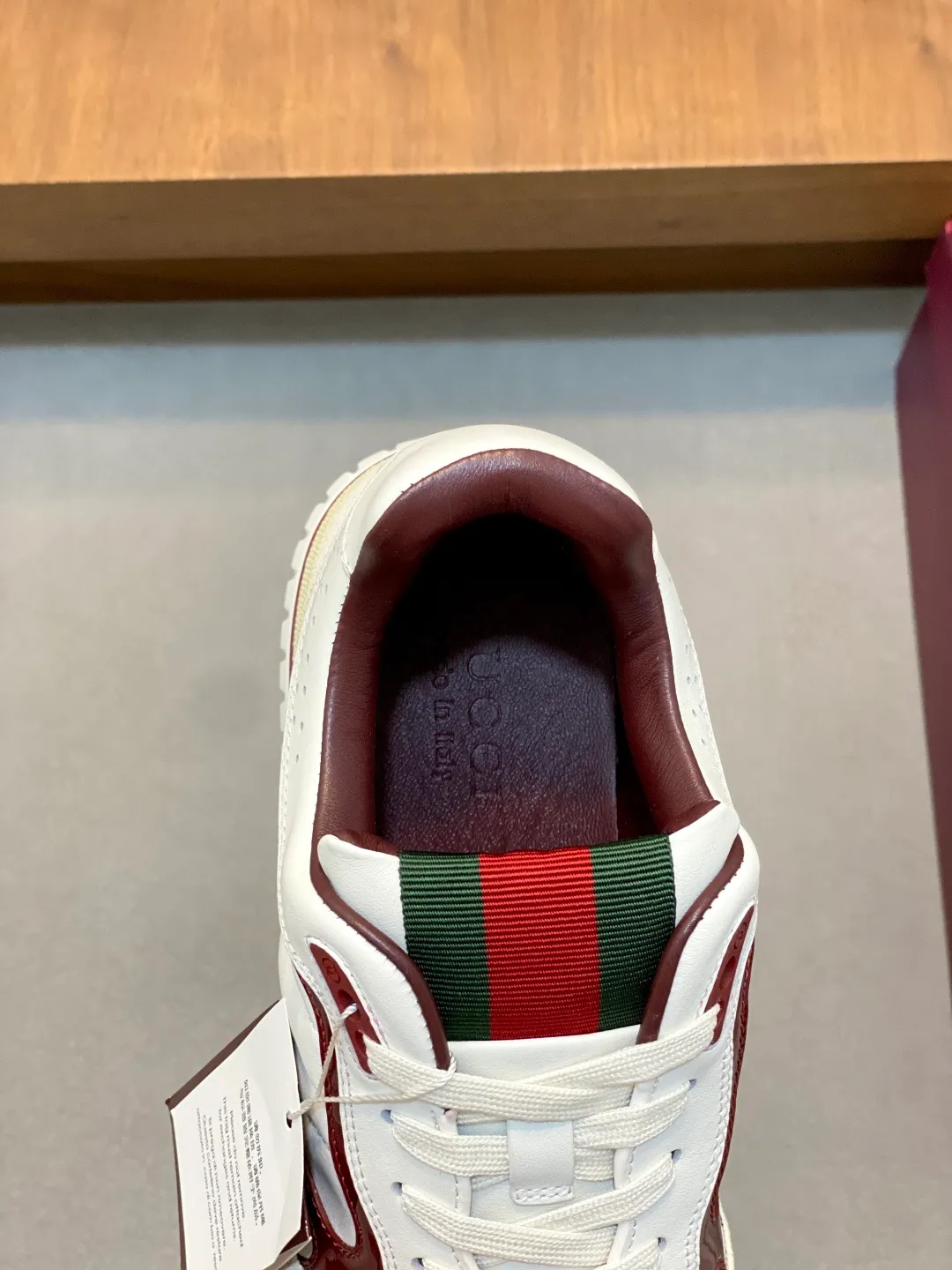 Men's Shoes 💰660 𝐆𝐮𝐜𝐜𝐢 𝐑𝐞-𝐖𝐞𝐛 As the first sneaker created by Sabato De Sarno for Gucci, the Re-Web series reinterprets the brand's classic stripes and sets off the modern silhouette design with bold and unique details. These shoes are crafted from white leather. This new sneaker is ingeniously decorated with many of the brand's classic details, and is equipped with a bright red and green webbing tongue, which will make people fall in love at first sight. White leather treated with a special process for softness and luster, with an embossed grainy texture. Script Gucci logo and interlocking G web label with Interlocking G and script Gucci logo. Rubber outsole with interlocking G detail eyelets. Web tongue. Size: 39-44 (customized for sizes 38 and 45)